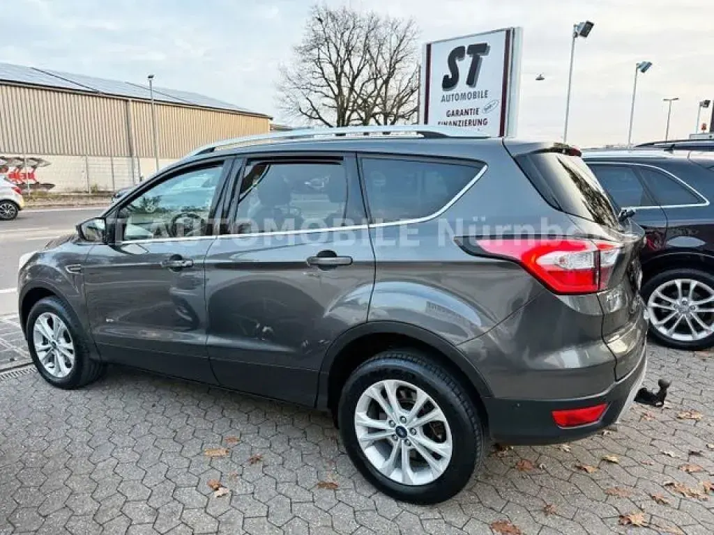 Gebraucht Ford Kuga Titanium 150 PS (110 kW) 2017 Grau SUV