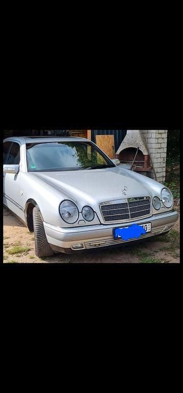 Grau Gebraucht 1995 Mercedes E230 Elegance Limousine | 6.100 € - Bild 1/4