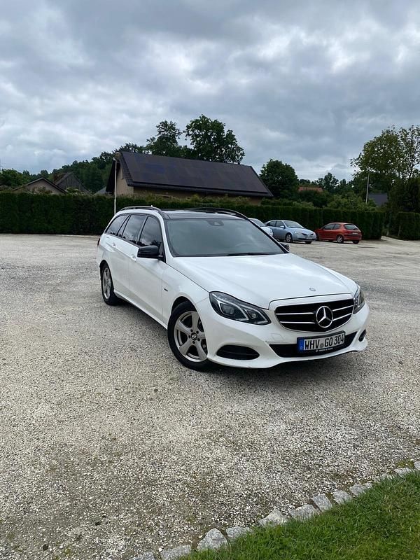 Weiß Gebraucht 2015 Mercedes E220 Edition Kombi | 16.999 € - Bild 1/4