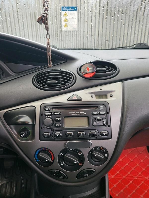 Second-hand Ford Focus 103 CP (75 kW) 2004 Albastru Berlinǎ