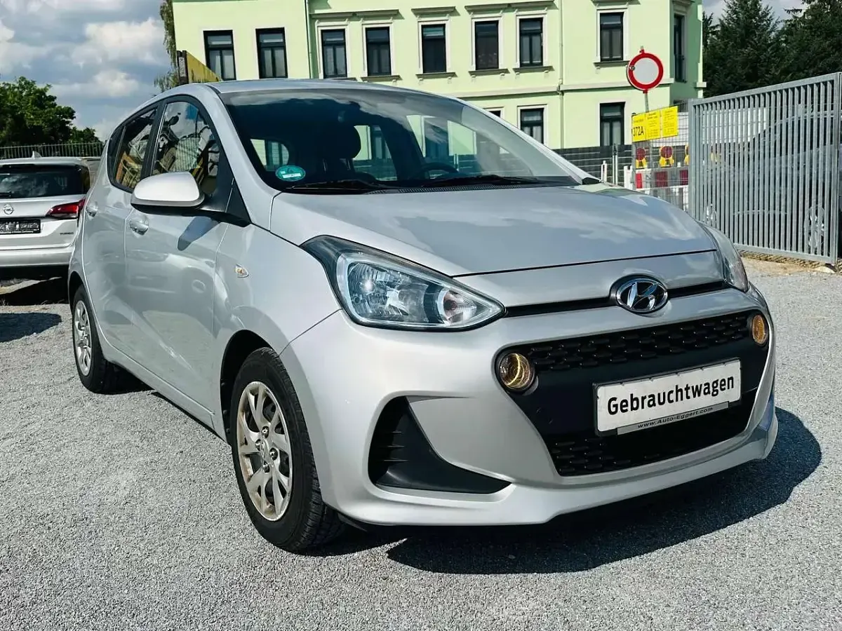 Gebraucht Hyundai i10 Trend 67 PS (49 kW) 2017 Sleek silver / met Kleinwagen