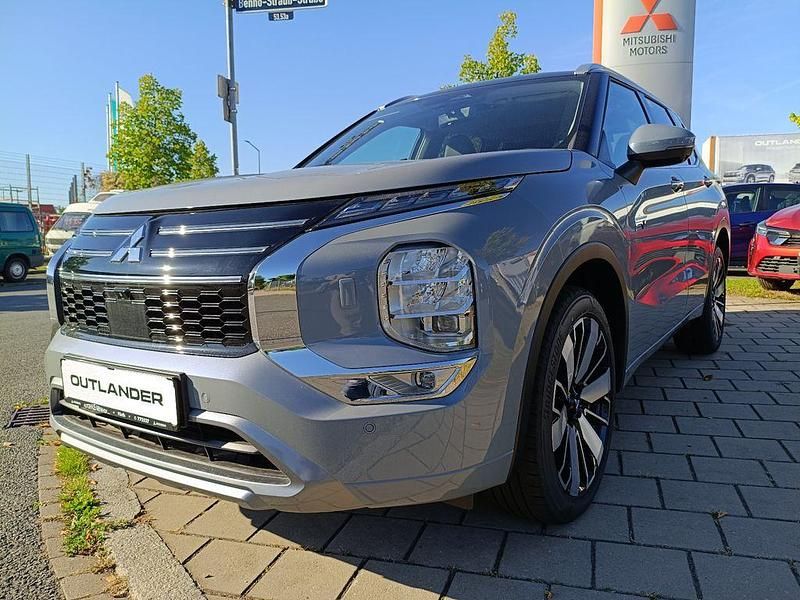 Schwarz Neu 2025 Mitsubishi Outlander P-HEV Top SUV | 51.990 € (Fairer Preis) - Bild 1/4