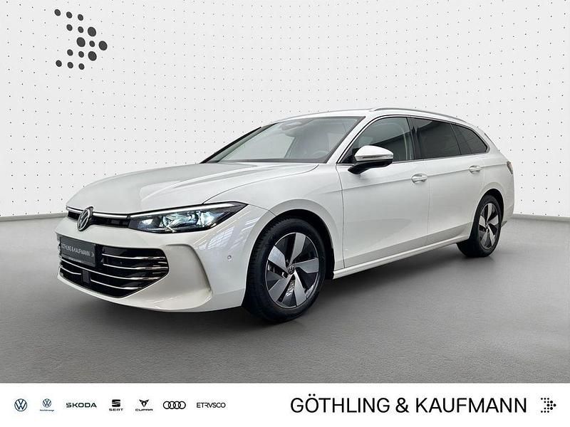 Oryxweiß perlmutteffekt Gebraucht 2025 VW Passat Elegance Kombi | 36.430 € (Superpreis) - Bild 1/4