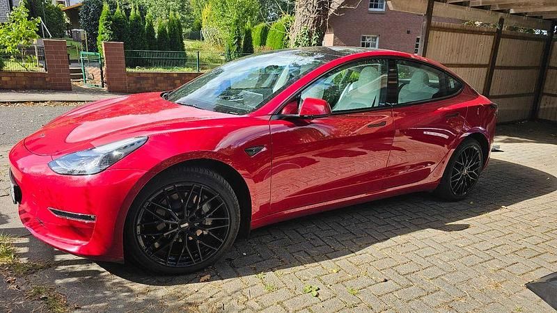 Rot Gebraucht 2022 Tesla Model 3 Limousine | 39.999 € - Bild 1/4