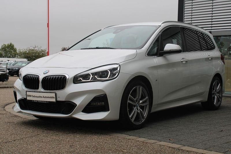 Weiß Gebraucht 2021 BMW 220 Gran Tourer M Sport Van / Kleinbus | 27.840 € (Fairer Preis) - Bild 1/4