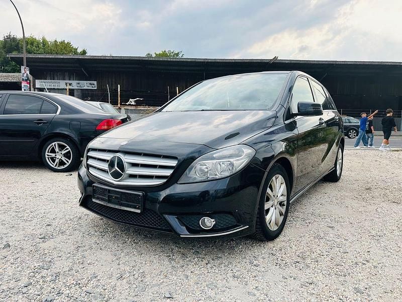 Schwarz Gebraucht 2013 Mercedes B180 Van / Kleinbus | 5.499 € (Fairer Preis) - Bild 1/4