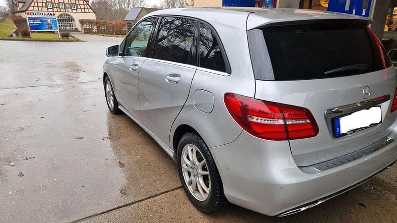 Gebraucht Mercedes B200 156 PS (114 kW) 2016 Silber Van / Kleinbus
