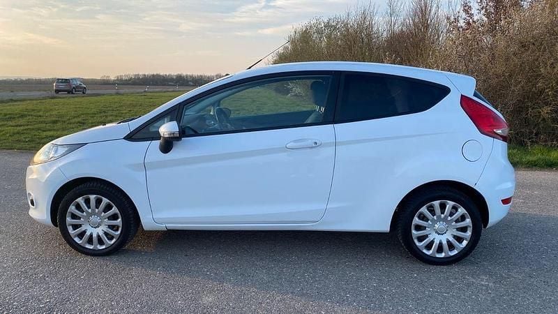 Gebraucht Ford Fiesta Titanium 82 PS (60 kW) 2011 Weiß Kleinwagen