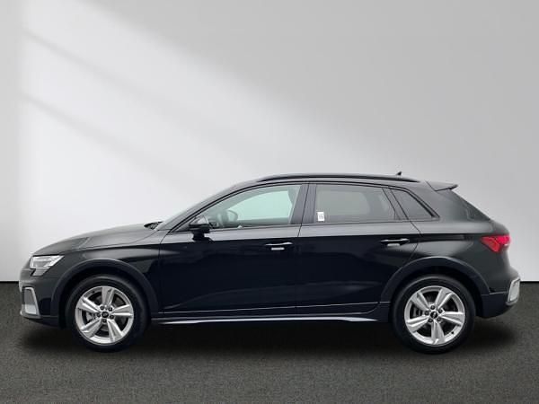 Schwarz (mythosschwarz metallic) Neu 2025 Audi A3 Comfort Limousine | 41.990 € (Teuer) - Bild 1/4