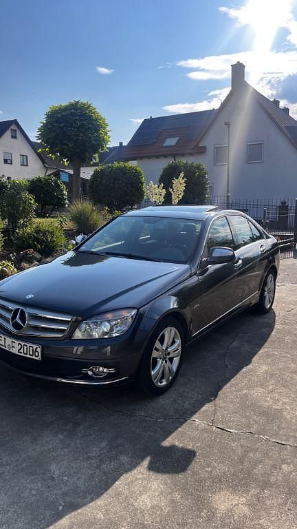 Grau Gebraucht 2008 Mercedes C220 Avantgarde Limousine | 11.990 € (Teuer) - Bild 1/4