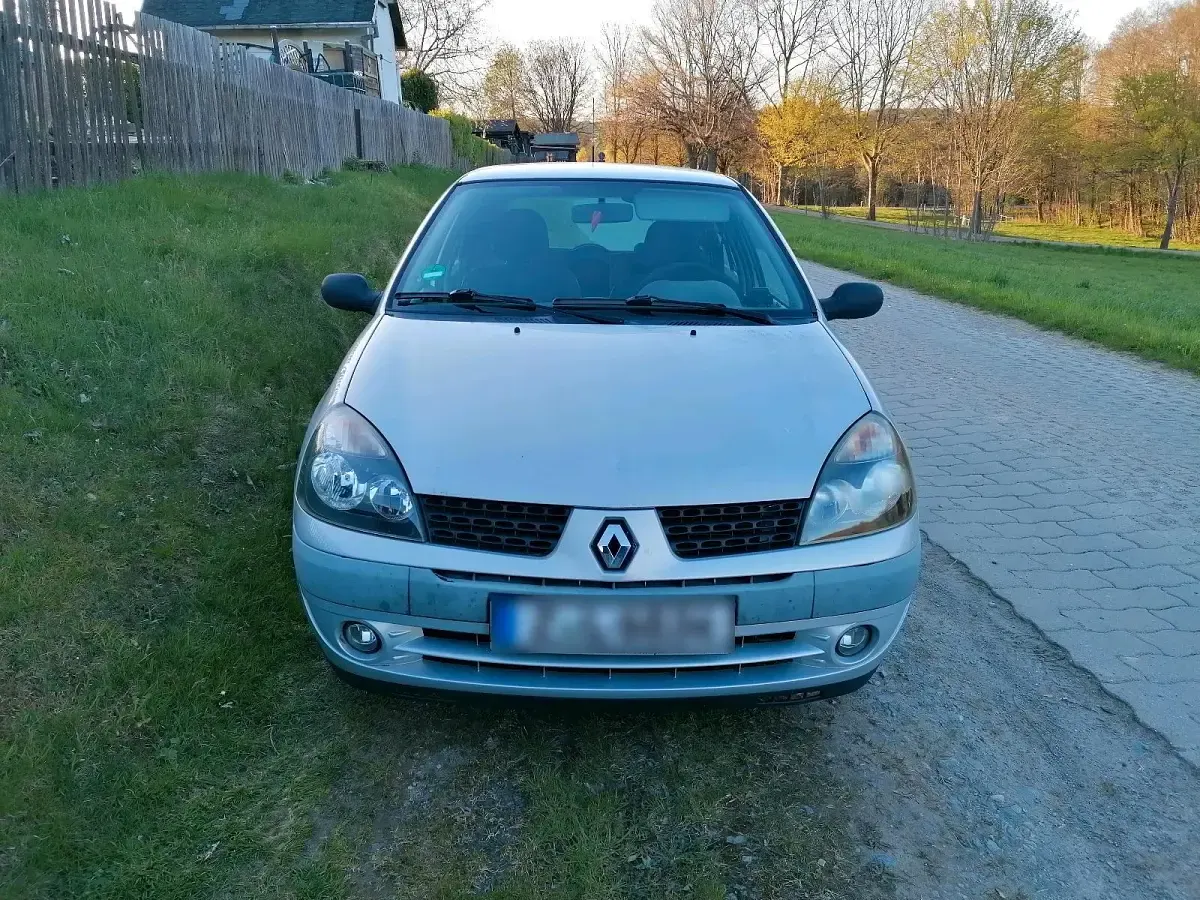 Second-hand Renault Clio II 75 CP (55 kW) 2004 Argintiu Hatchback