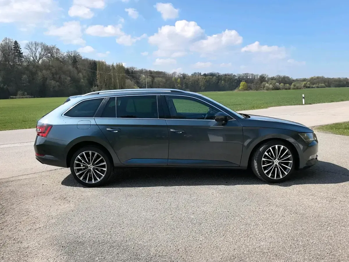 Gebraucht Skoda Superb 150 PS (110 kW) 2017 Grau Kombi