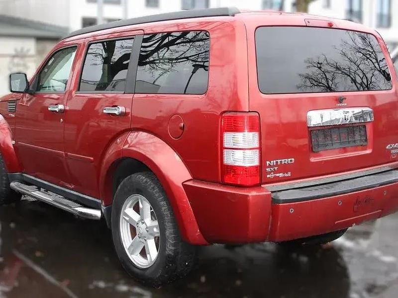 Second-hand Dodge Nitro 177 CP (130 kW) 2010 Roșu SUV