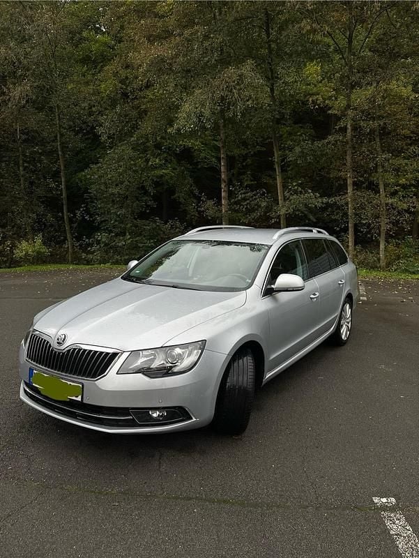 Silber Gebraucht 2014 Skoda Superb Kombi | 8.700 € (Guter Preis) - Bild 1/4