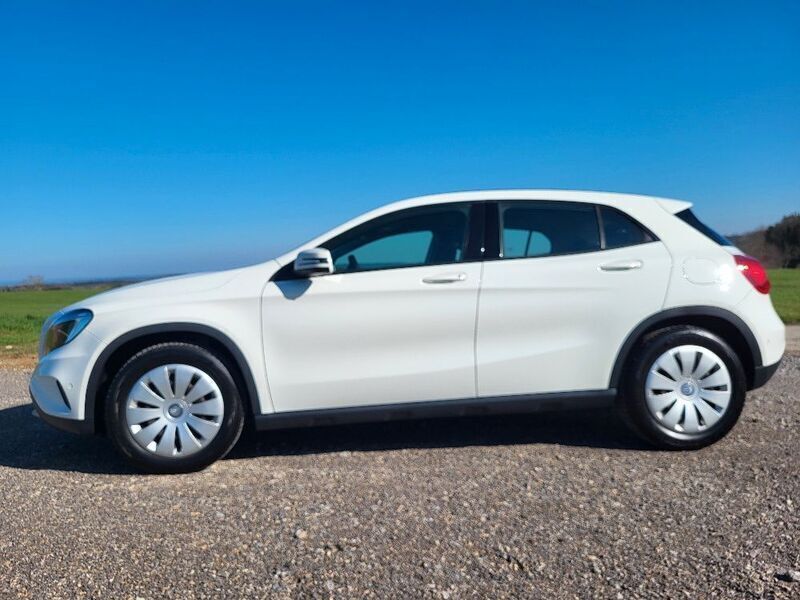 Calcite white uni paint Gebraucht 2015 Mercedes GLA200 SUV | 13.350 € (Guter Preis) - Bild 1/4