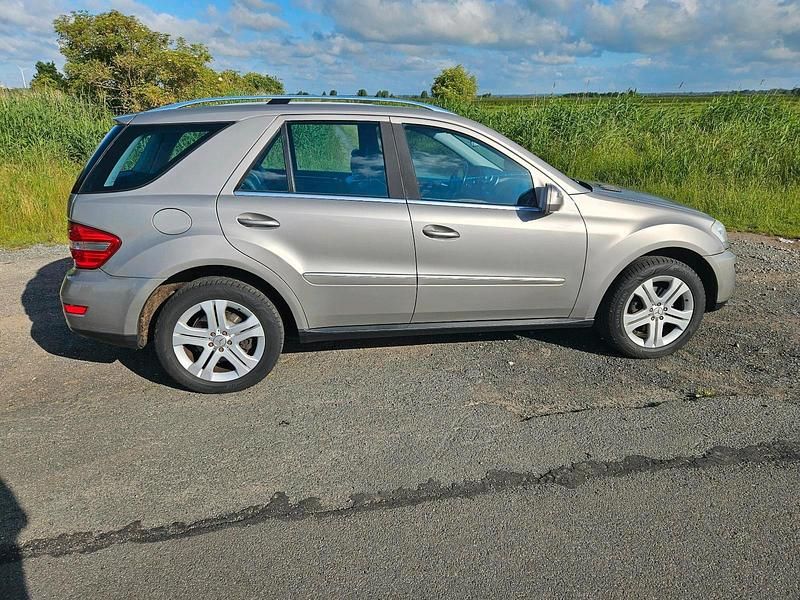 Silber Gebraucht 2009 Mercedes ML320 SUV | 10.950 € - Bild 1/4