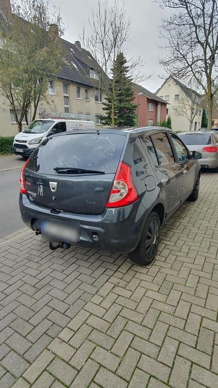Grau Gebraucht 2012 Dacia Sandero Kleinwagen | 1.350 € - Bild 1/4