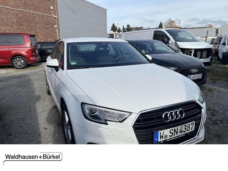 Weiß Gebraucht 2020 Audi A3 Basis Limousine | 17.950 € (Superpreis) - Bild 1/2
