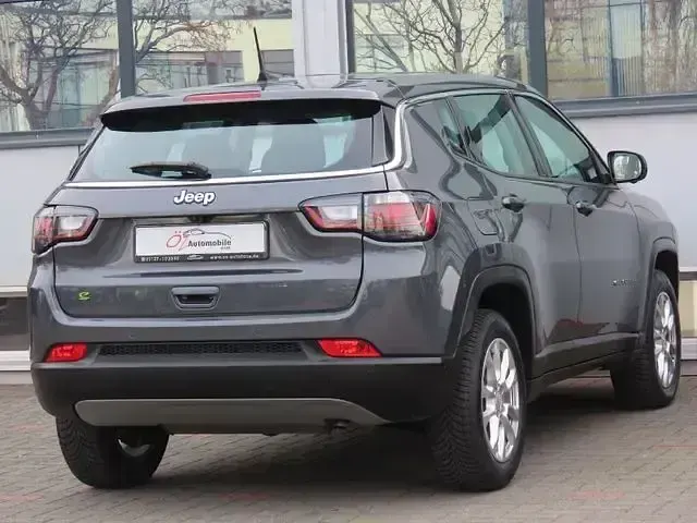 Gebraucht Jeep Compass 131 PS (96 kW) 2024 Grau SUV