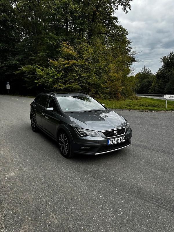 Grau Gebraucht 2017 Seat Leon X-Perience Xperience Kombi | 16.249 € (Teuer) - Bild 1/4