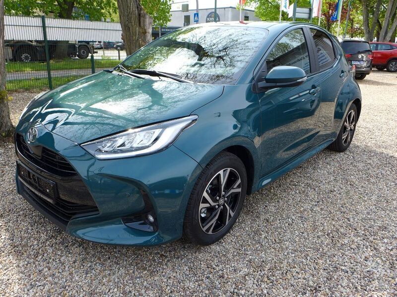 Grün Neu 2025 Toyota Yaris Hybrid Limousine | 23.980 € (Guter Preis) - Bild 1/4