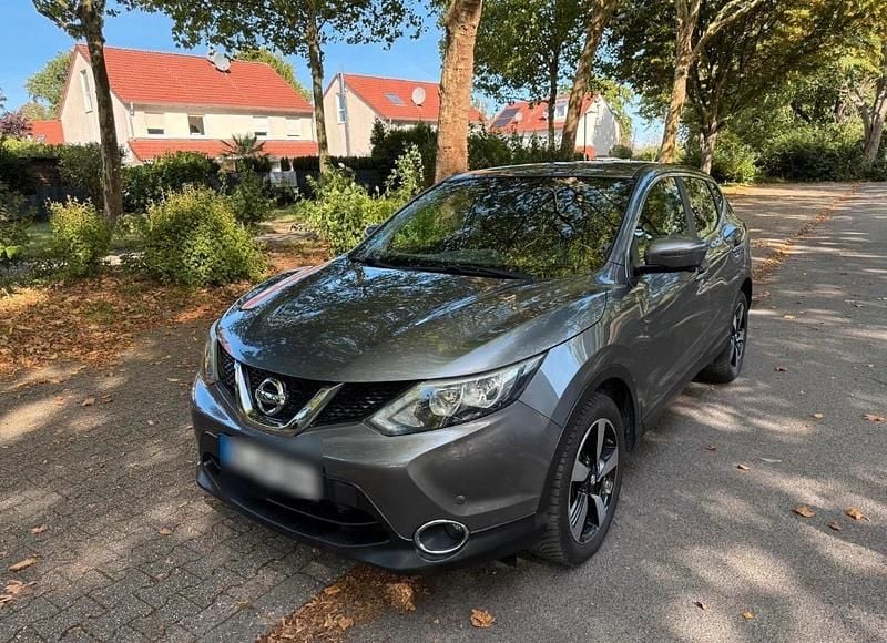 Grau Gebraucht 2015 Nissan Qashqai N-Connecta SUV | 8.950 € (Superpreis) - Bild 1/4
