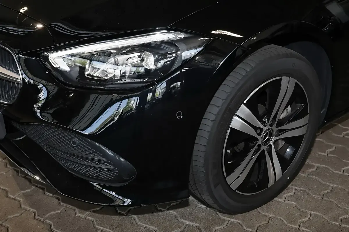 Gebraucht Mercedes C300e Avantgarde 204 PS (150 kW) 2023 Unilack schwarz Kombi
