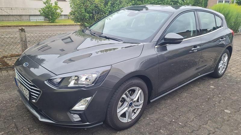 Grau Gebraucht 2021 Ford Focus Cool & Connect Limousine | 14.900 € (Superpreis) - Bild 1/4