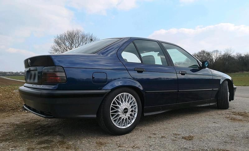 Gebraucht BMW 318 Performance 113 PS (83 kW) 1991 Blau Limousine