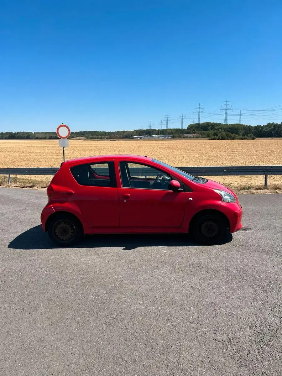 Gebraucht Toyota Aygo 68 PS (50 kW) 2005 Rot Kleinwagen