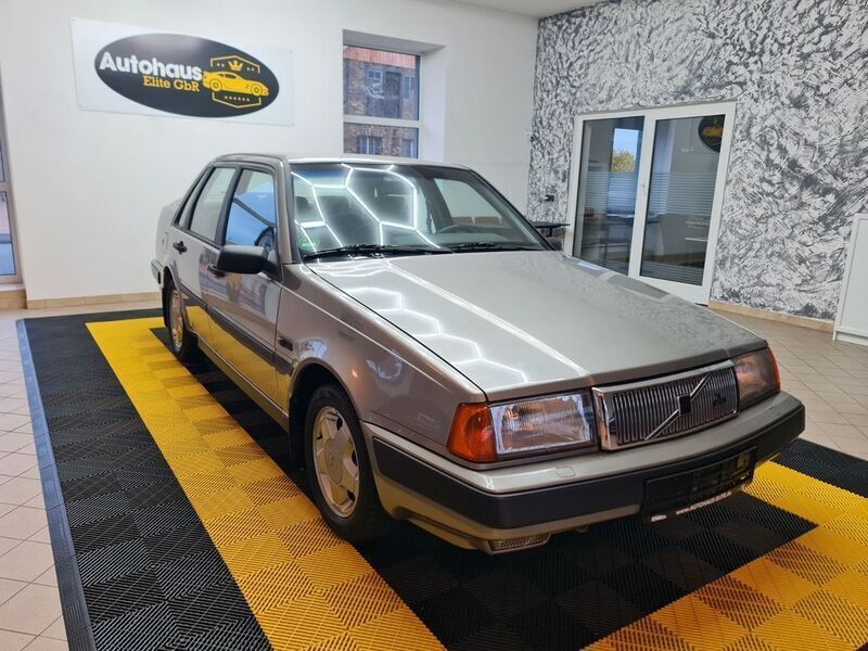 Grau Gebraucht 1990 Volvo 460 Limousine | 5.950 € - Bild 1/4