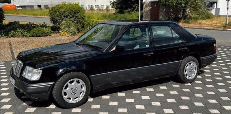 Schwarz Gebraucht 1995 Mercedes 200 Limousine | 9.990 € - Bild 1/2