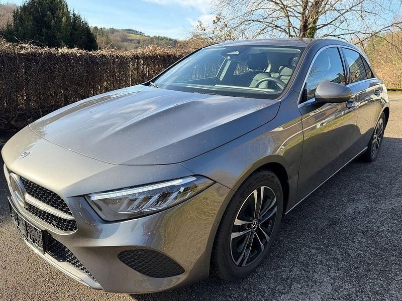 Grau Gebraucht 2025 Mercedes A180 Limousine | 25.900 € (Superpreis) - Bild 1/4
