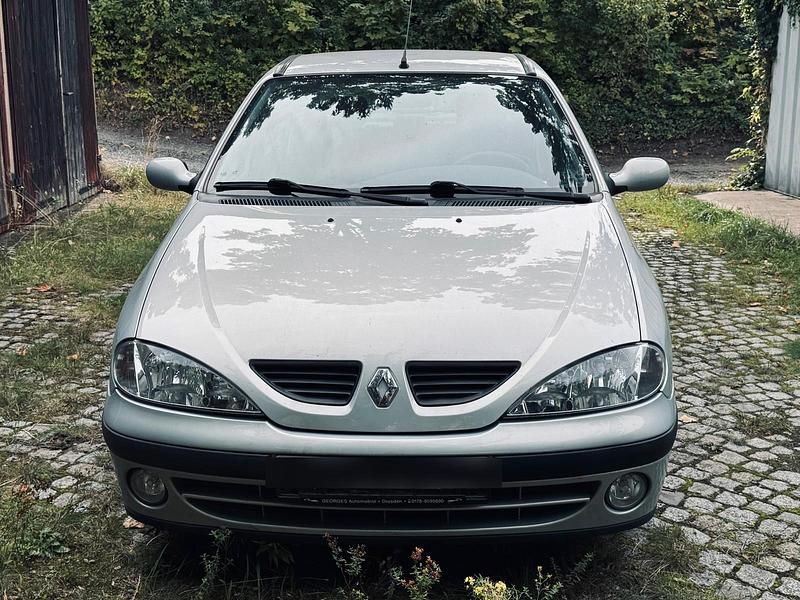 Andere farben Gebraucht 2002 Renault Mégane II Kleinwagen | 2.100 € (Etwas zu teuer) - Bild 1/4