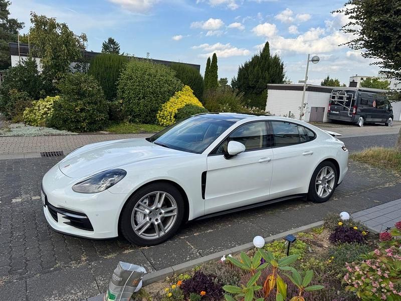 Weiß Gebraucht 2017 Porsche Panamera 4 Limousine | 59.900 € (Fairer Preis) - Bild 1/4