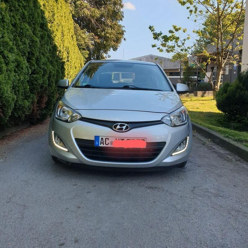 Silber Gebraucht 2013 Hyundai i20 Trend Kleinwagen | 7.700 € (Fairer Preis) - Bild 1/4