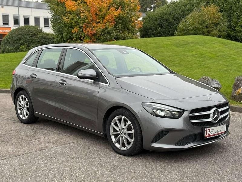 Grau Gebraucht 2019 Mercedes 180 Limousine | 19.500 € (Superpreis) - Bild 1/2