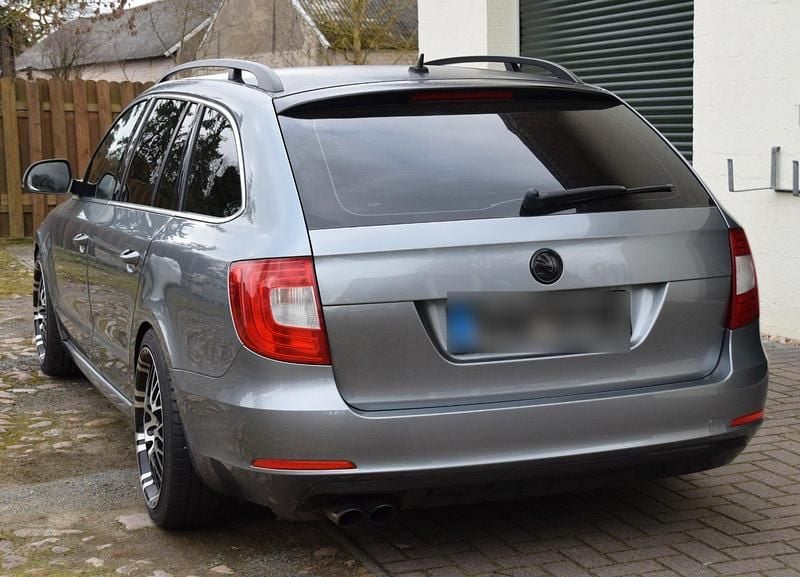 Second-hand Skoda Superb 170 CP (125 kW) 2012 Gri Break
