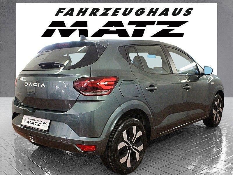Neu Dacia Sandero Comfort 91 PS (66 kW) 2025 Grün Limousine