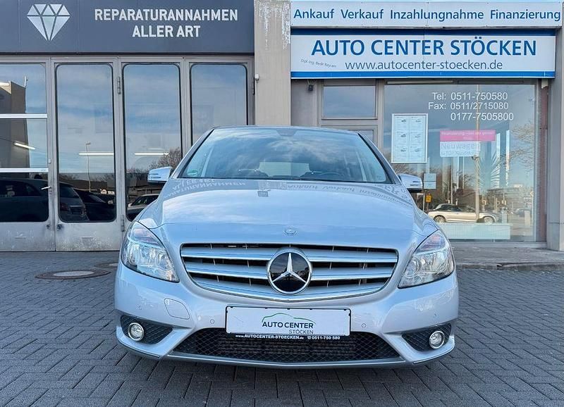 Gebraucht Mercedes B180 122 PS (89 kW) 2014 Silber Van / Kleinbus