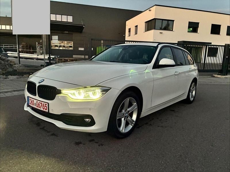 Weiß Gebraucht 2016 BMW 330 Advantage Kombi | 11.999 € (Superpreis) - Bild 1/4
