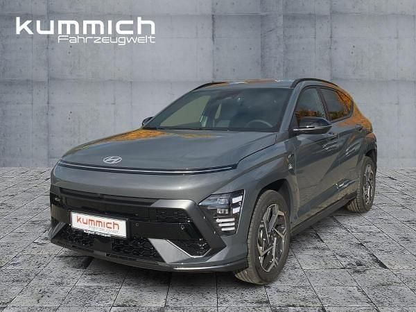 Grau (ecotronic grey mineraleffekt) Neu 2025 Hyundai Kona N Line SUV | 31.950 € (Fairer Preis) - Bild 1/4