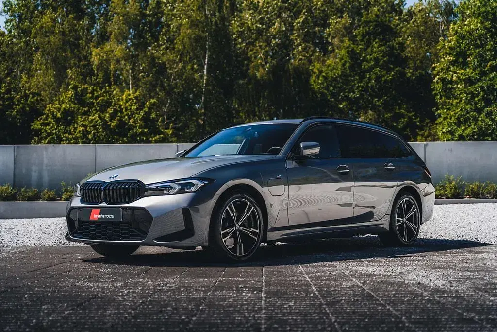 Gebraucht BMW 330e Performance 292 PS (214 kW) 2024 Grau Kombi