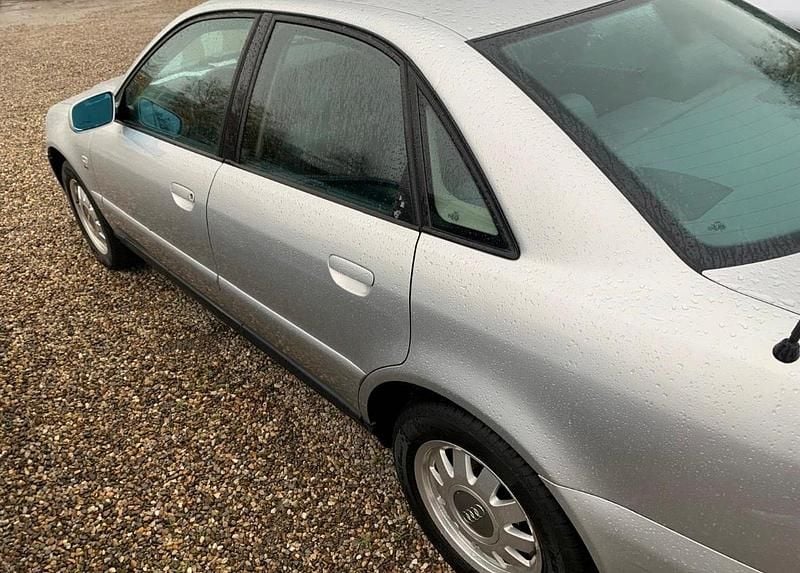 Gebraucht Audi A4 125 PS (91 kW) 2000 Silber Limousine