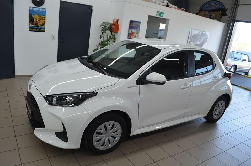 Gebraucht Toyota Yaris Basis 72 PS (52 kW) 2022 Schneeweiß Kleinwagen