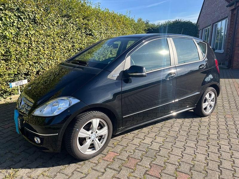 Schwarz Gebraucht 2011 Mercedes A160 Van / Kleinbus | 7.950 € (Etwas zu teuer) - Bild 1/4