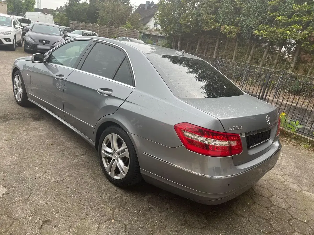 Usado Mercedes E220 Avantgarde 177 CV (130 kW) 2011 Negro Berlina