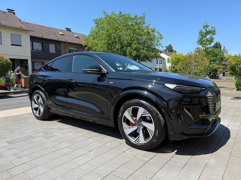 Schwarz Gebraucht 2025 Audi Q6 Sportback e-tron Design SUV | 75.000 € - Bild 1/4