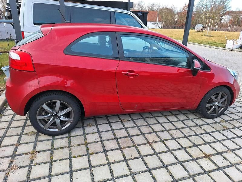 Gebraucht Kia Rio 99 PS (72 kW) 2014 Rot Kleinwagen