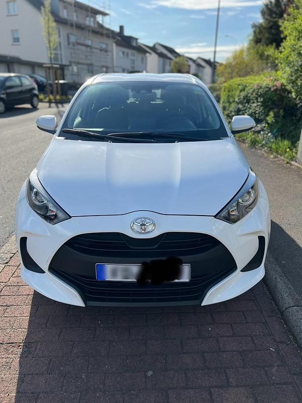 Weiß Gebraucht 2022 Toyota Yaris Kleinwagen | 12.500 € (Guter Preis) - Bild 1/4